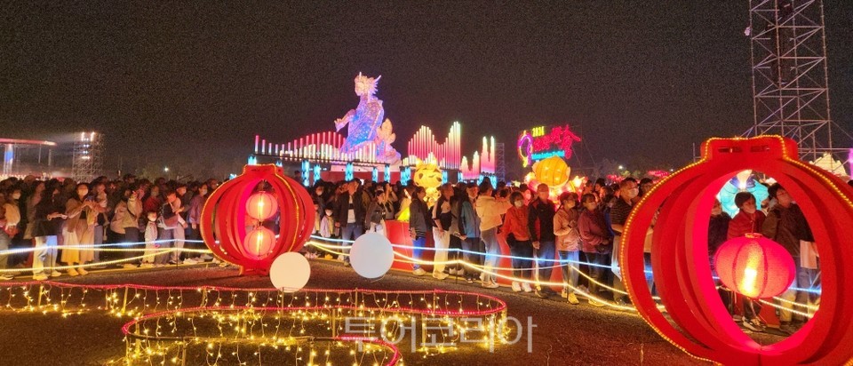 '타이완 등불축제'가 오늘(24일) 점등식을 갖고. 본격 시작, 오는 3월 10일까지 빛의 향연을 펼치며 관광객들의 발길을 유혹한다.