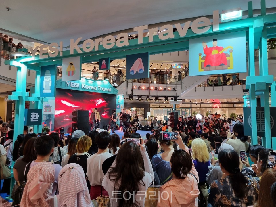 예스 코리아 트래블 행사에서 태국 댄스팀이 K-POP 안무를 하고 있다/사진-한국관광공사