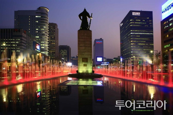 광화문 : 인왕산 자락을 배경으로 600년을 내려온 서울의 경관