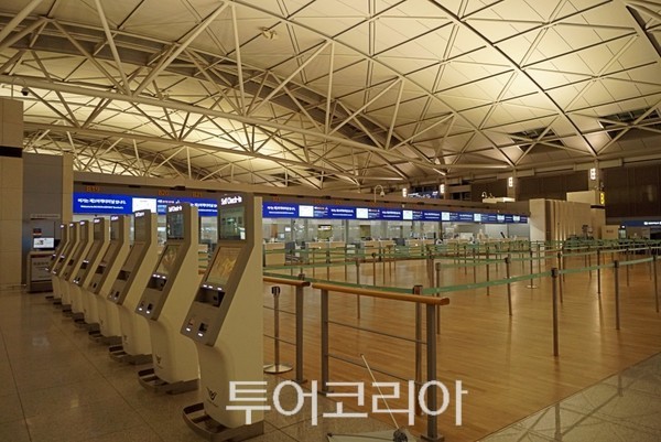 코로나19로 하늘길이 막히면서 텅빈 인천공항 / 사진-투어코리아