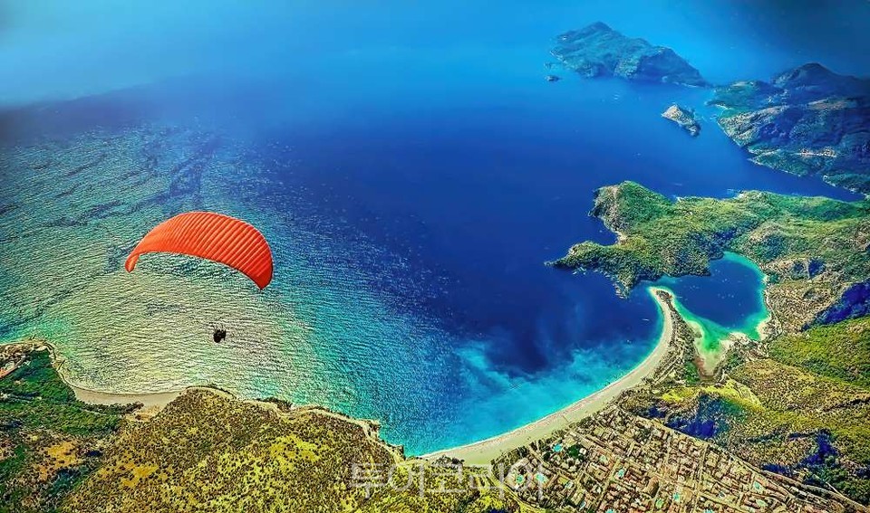 욀루데니즈에서 즐기는 패러글라이딩(Paragliding in Oludeniz) (c)터키문화관광부