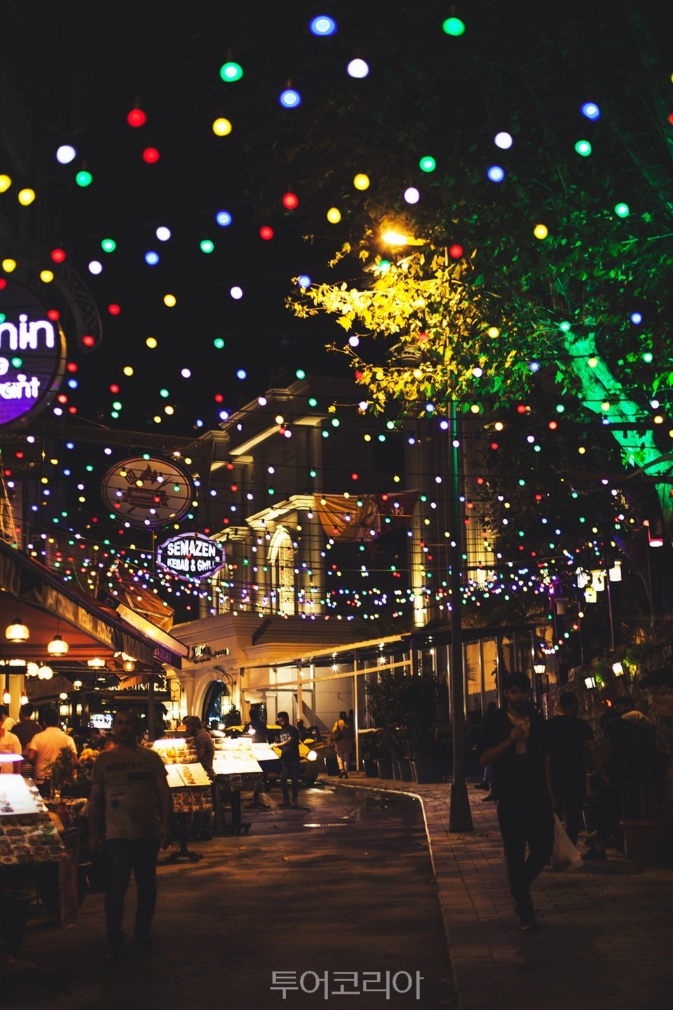 알록달록 불빛으로 장식된 이스탄불 거리 (c)flickr_Vadim Istratov