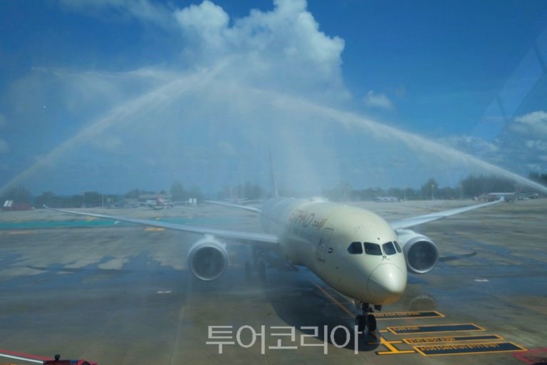 코로나로 닫혔던 공항 활주로 재개방 이후 처음 1일 도착한  에티하드 항공편에 물세례를 하며 환영하고 있다.