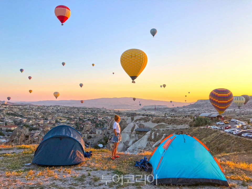 카파도키아 열기구를 배경으로 즐기는 캠핑 (c)터키문화관광부