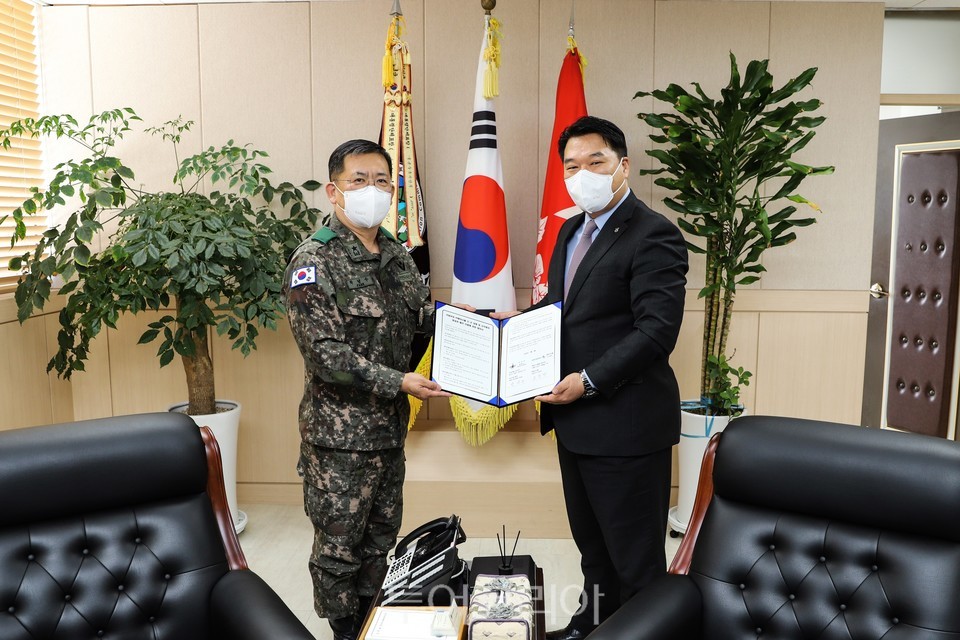 에어서울 조진만 대표와 국군수송사령부 박남수 사령관이 군 장병 항공권 할인 혜택을 위한 협약을 체결했다.