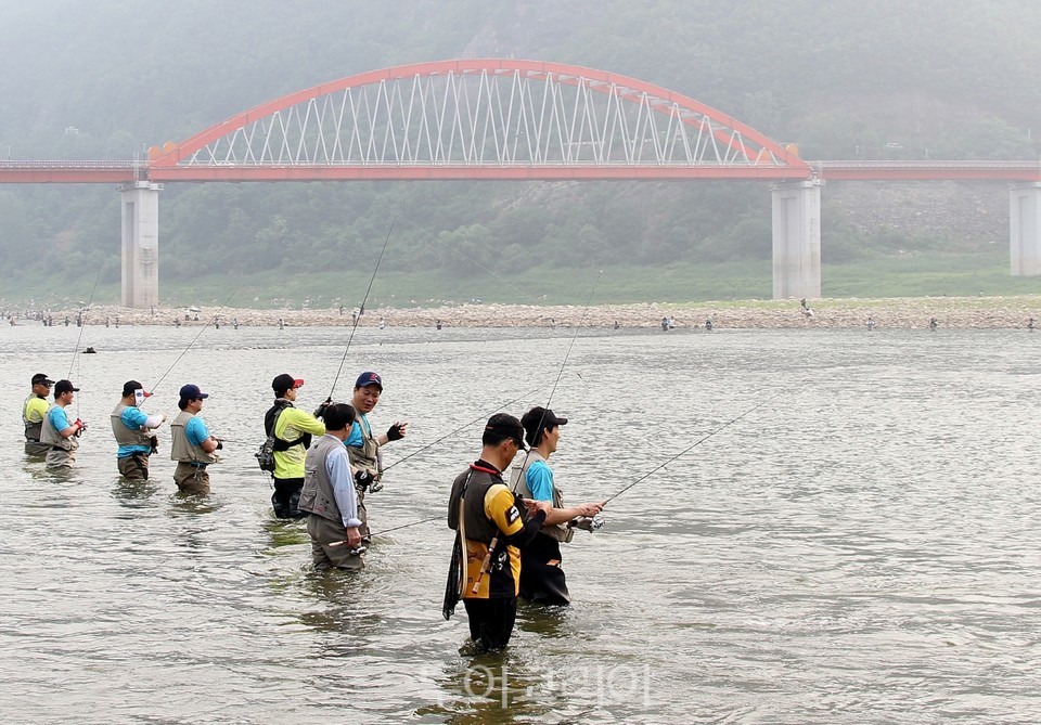  남한강 강태공 모습