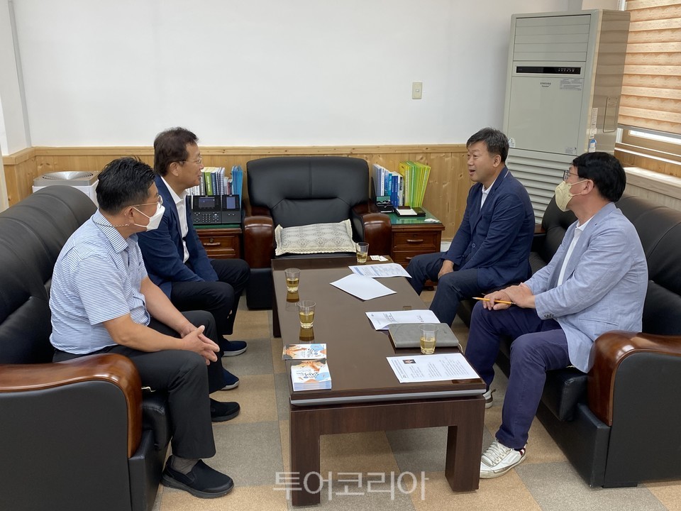 공사 임직원들이 남한권 울릉군수와 회의를 하고 있다.