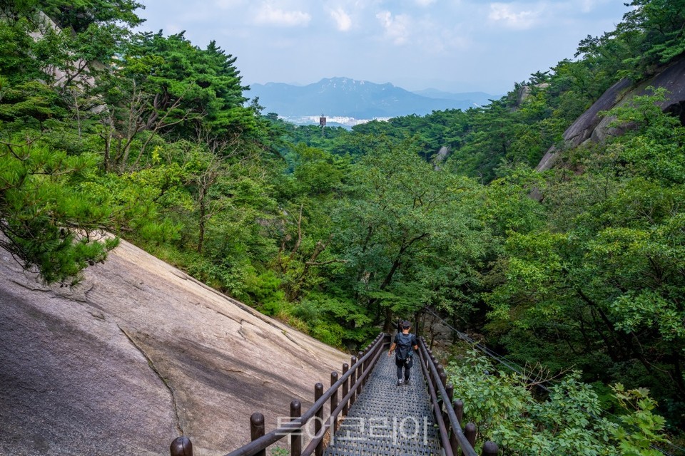 북한산 백운대로 향하는 데크 계단길에서 바라본 풍경