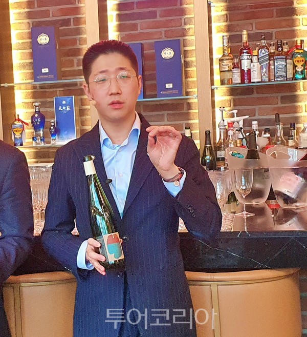2022년 한국 국가대표 소믈리에 경기대회 우승자 황보웅 소믈리에가 이날 선보인 4가지 와인의 특징에 대해 소개했다.