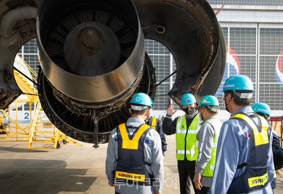 우기홍 사장(왼쪽에서 두번째)과 임원들이 A330 항공기의 엔진 점검 과정을 살펴보고 있다.