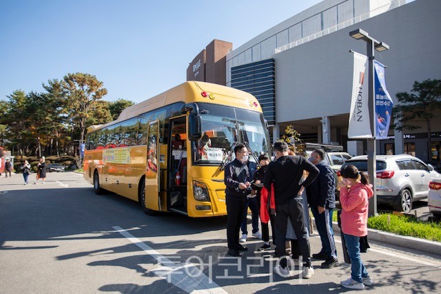 덕산온천 방문 관광객 대상 찾아가는 버스투어 운영 모습