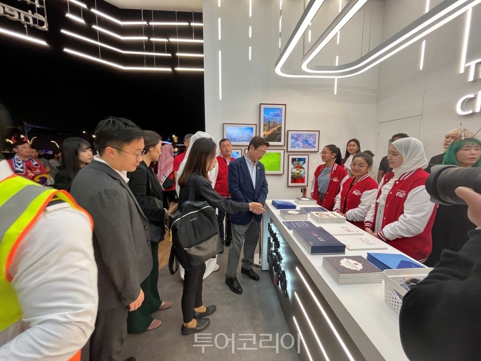 박보균 문화체육관광부 장관이 24일 특별 응원이벤트가 열리는 카타르에서 한국관광홍보관을 둘러보고 있다.