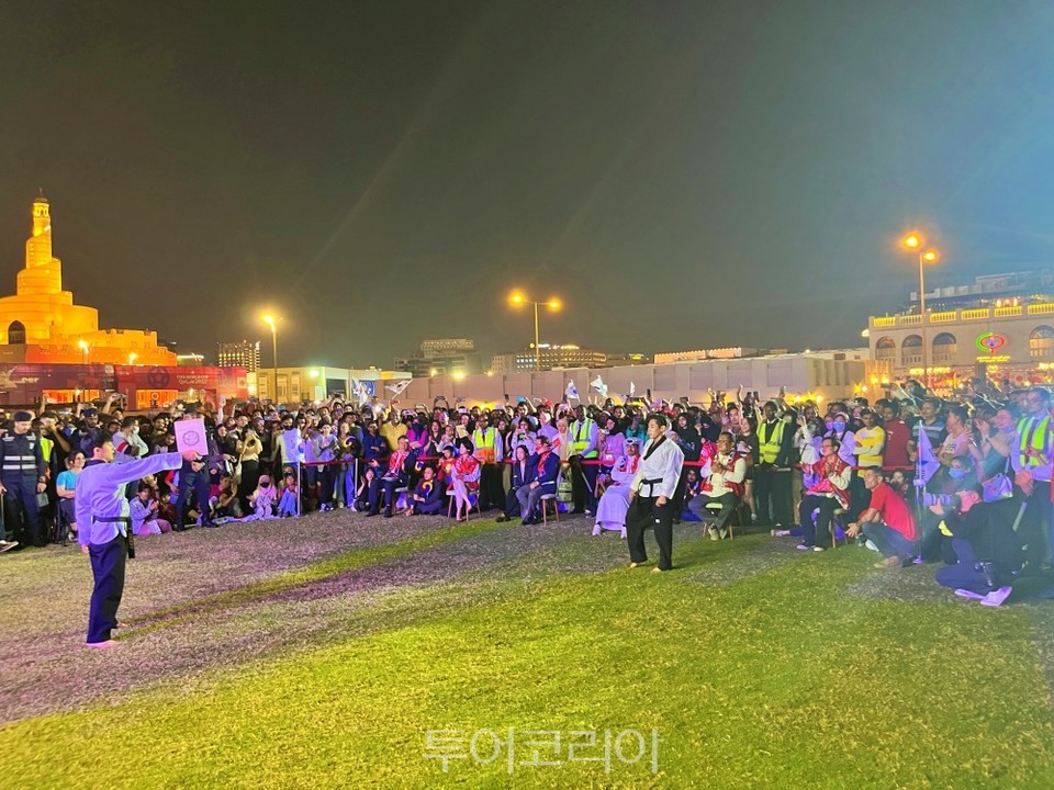 24일 특별 응원이베트가 열리는 카타르 한국관광홍보관에서 방문객들이 태권도 공연을 관람하고 있다