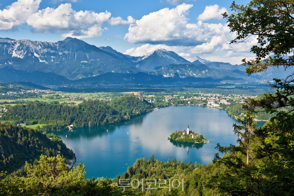 슬로베니아 대표적인 관광지: 줄리안 알프스를 배경으로 한 블레드 호수와 섬