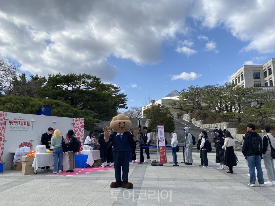 천안시가 ‘빵의 도시 천안’ 브랜드를 알리기 위해 15일 단국대 천안캠퍼스 율곡기념관 도서관 광장에서 팝업스토어 행사를 진행했다.