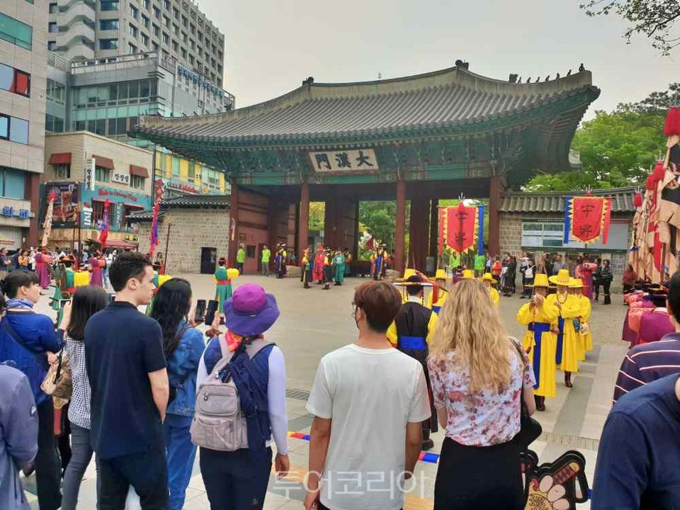 서울 덕수궁 수문장 교대식을 구경하는 외국 관광객들