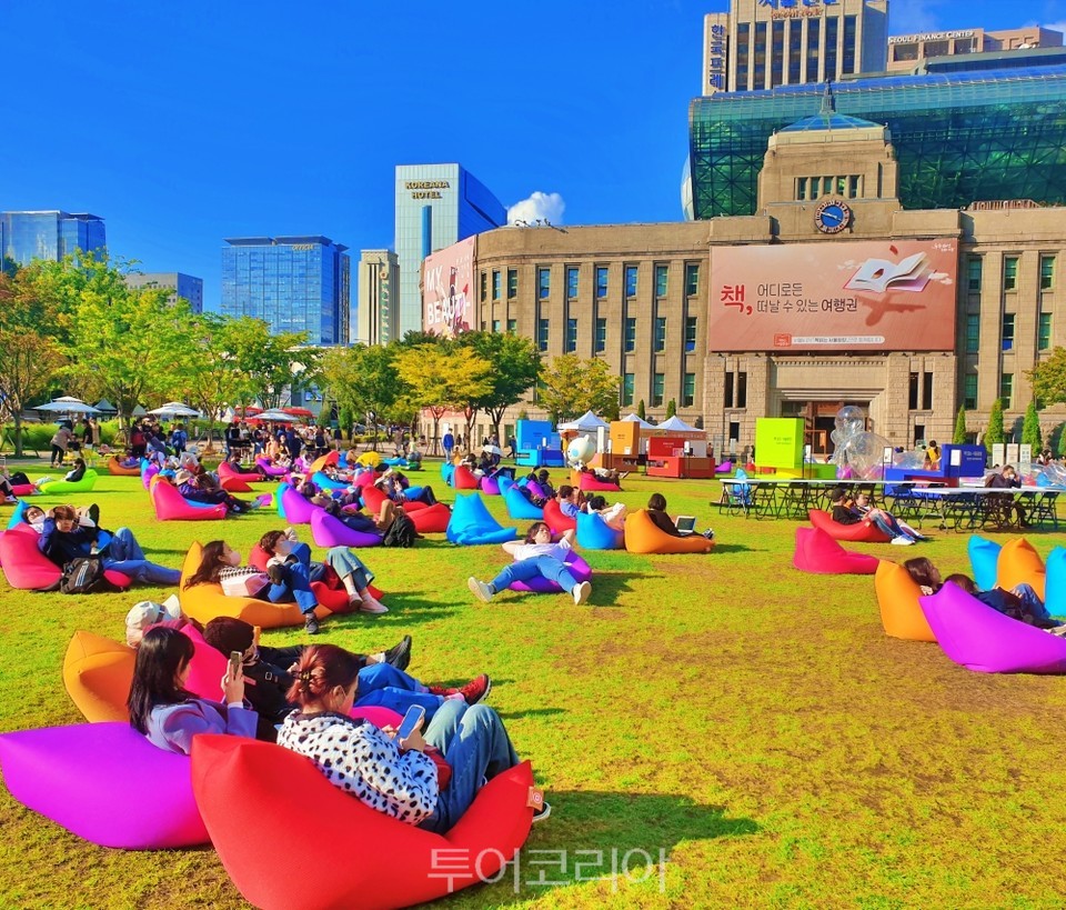 책읽는 서울광장에서 독서를 즐기는 모습