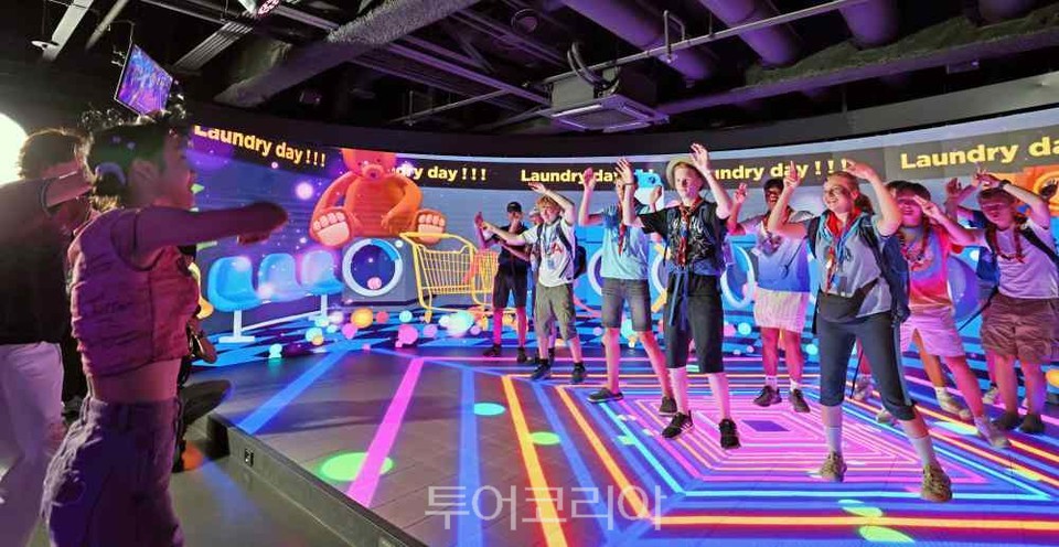 새만금 세계스카우트잼버리 대회에 참가한 덴마크와 노르웨이 스카우트 대원들이 9일 문화체육관광부와 한국관광공사가 운영 중인 서울 중구 하이커그라운드를 방문해 K-팝 댄스를 배우고 있다.