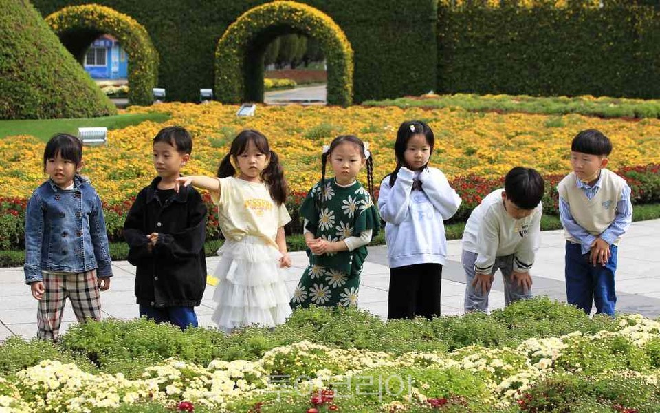 대한민국 국향대전 개막을 하루 앞둔 지난 19일 오전, 축제가 열리는 엑스포공원 중앙광장에 아이들이 형형색색의 아름다운 국화를 관람하고 있다.