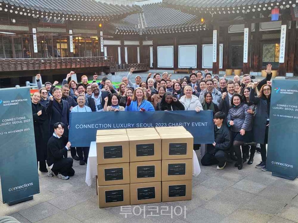 12~15일 나흘간 서울 내 호텔 등에서 열린 ‘커넥션스 럭셔리 서울 2023’에서 17개국 30개사 해외 관광 바이어들이 기념사진을 찍었다.