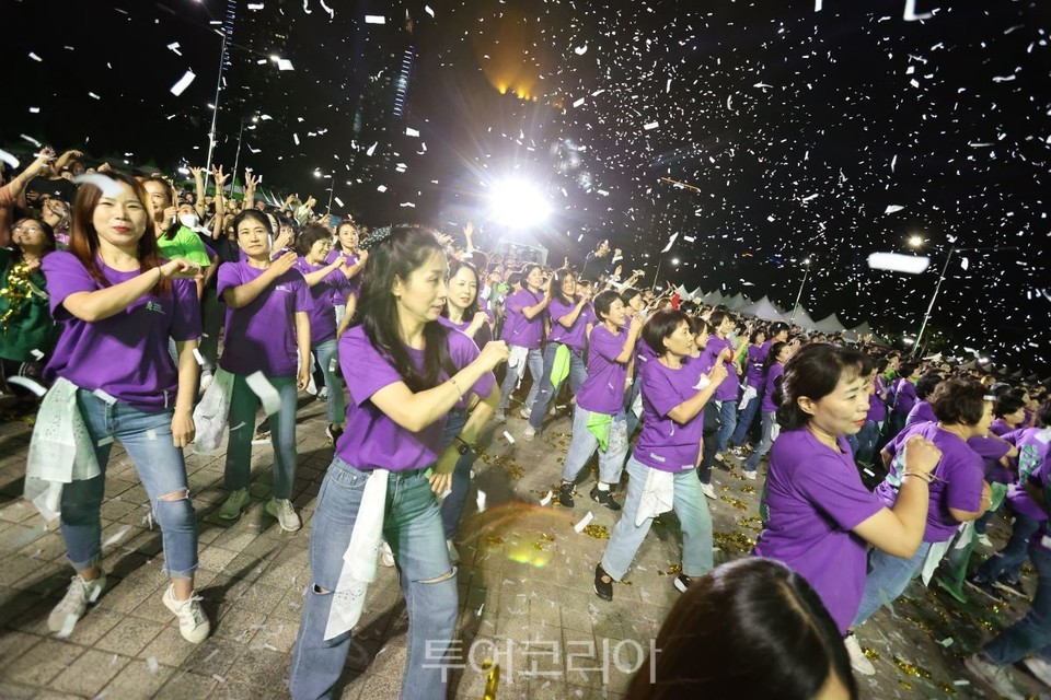2023년 9월 24일 안양춤축제의 마지막 무대인 시민커뮤니티댄스를 안양체조협회원과 시민 관중이 함께 완성했다
