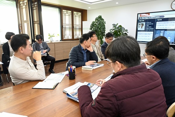 ‘제2차 문화‧교육 전략회의’에서 김동근 시장이 관련 현안을 확인하며 참석자들과 협업방향에 대해 논의 모습(사진제공=의정부시청)