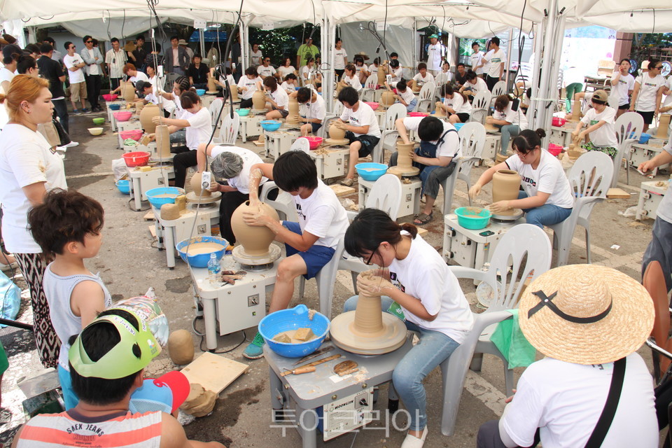 지난 강진청자축제에서 물레경진대회가 열리고 있다.