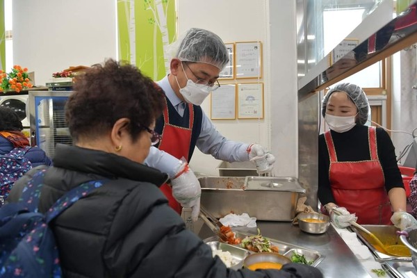 송진욱 의원 배식봉사활동 모습(사진제공=양평군의회)
