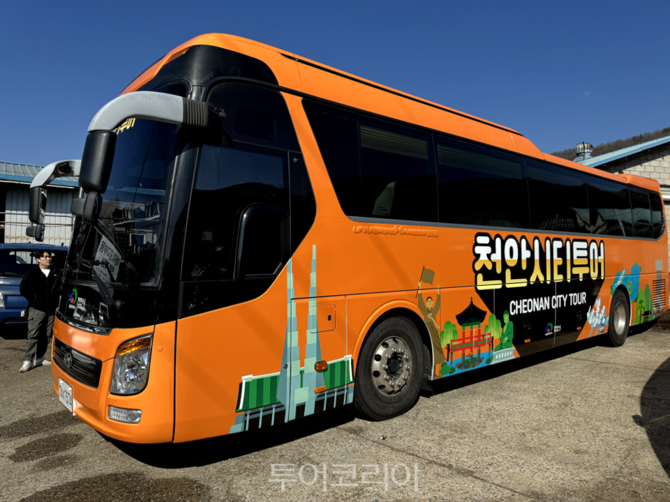 새롭게 랩핑한 천안시티투어 버스./사진-천안시