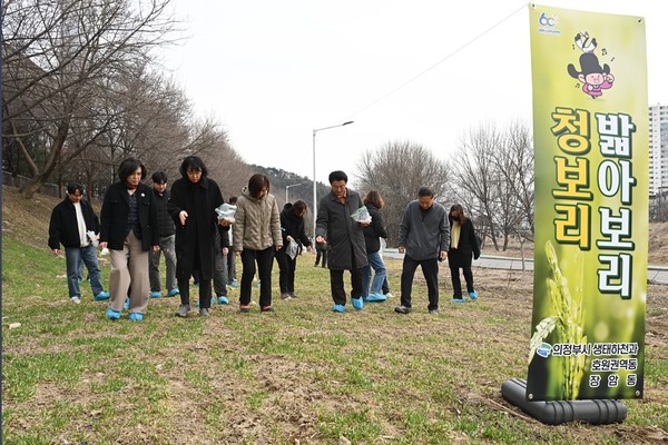 김동근 의정부시장 청보리 밟아 보리행사 직원들과 참석 모습(사진제공=의정부시청)